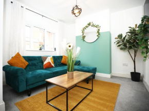 Redcliffe House - Charming Home by Designer Outlet, great for contractors and workers with convenient parking